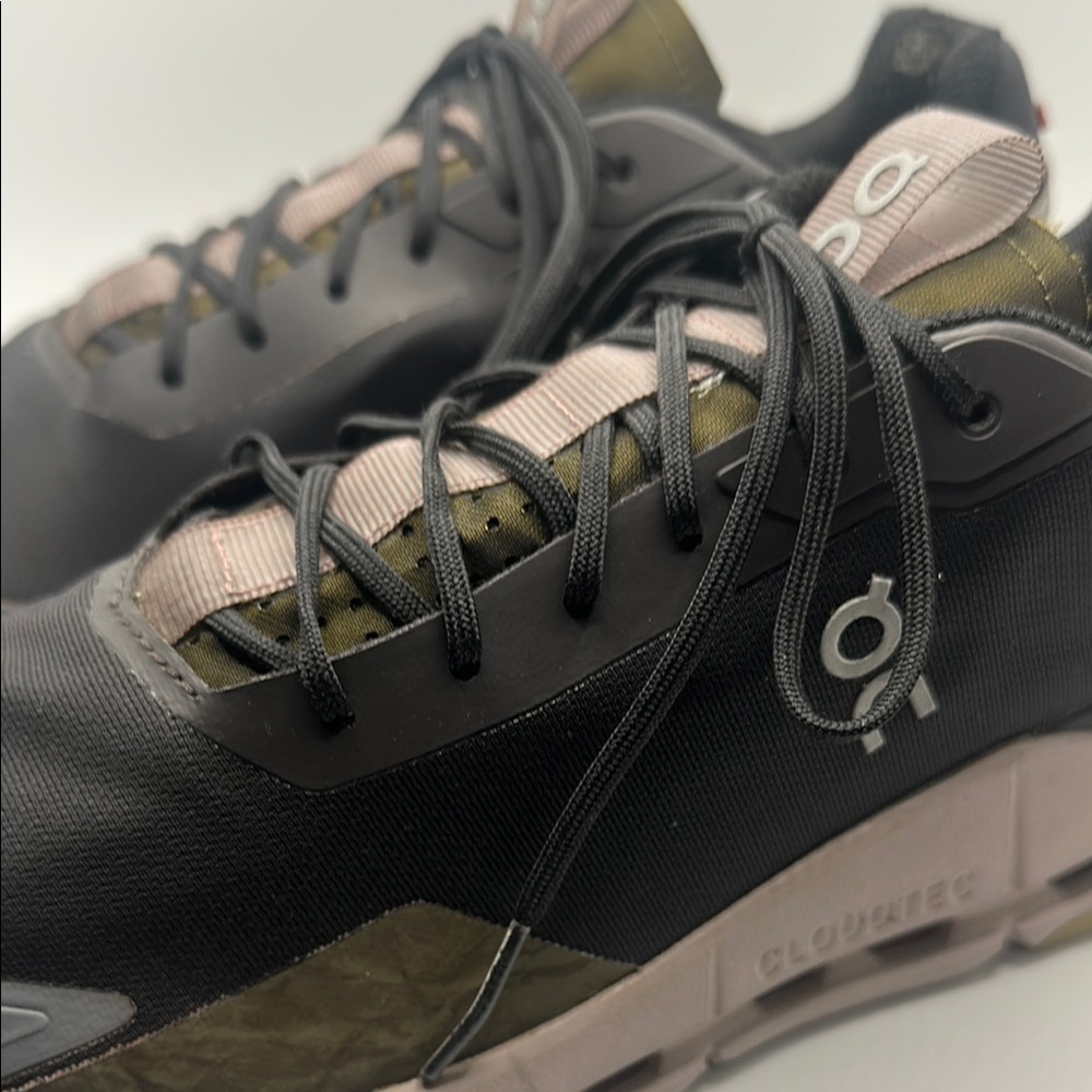 On Running Black and Green Athletic Shoes Streamlined Design - Picture 2 of 9